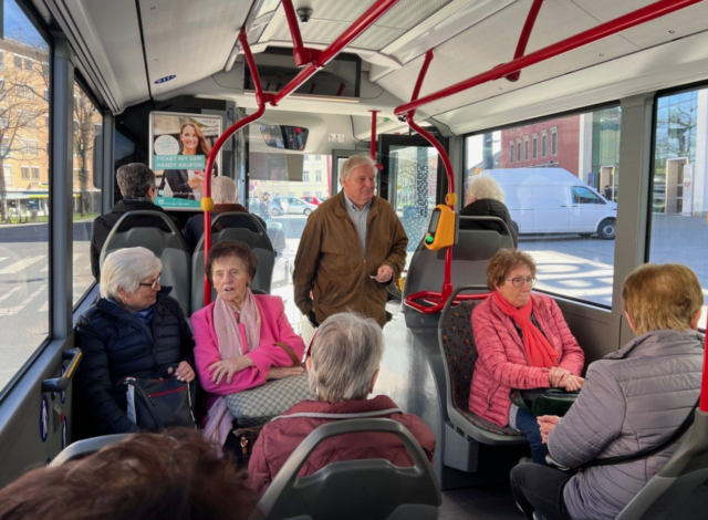 Senior:innen, die im Bus sitzen