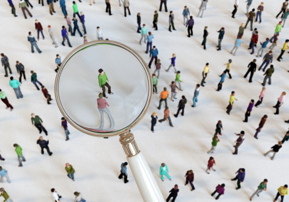 Lupe, die Fußgänger vergrößert