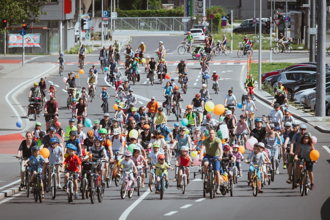 Radlobby radelt mit ganz vielen Kindern und Erwachsenen eine breite STraße entlang