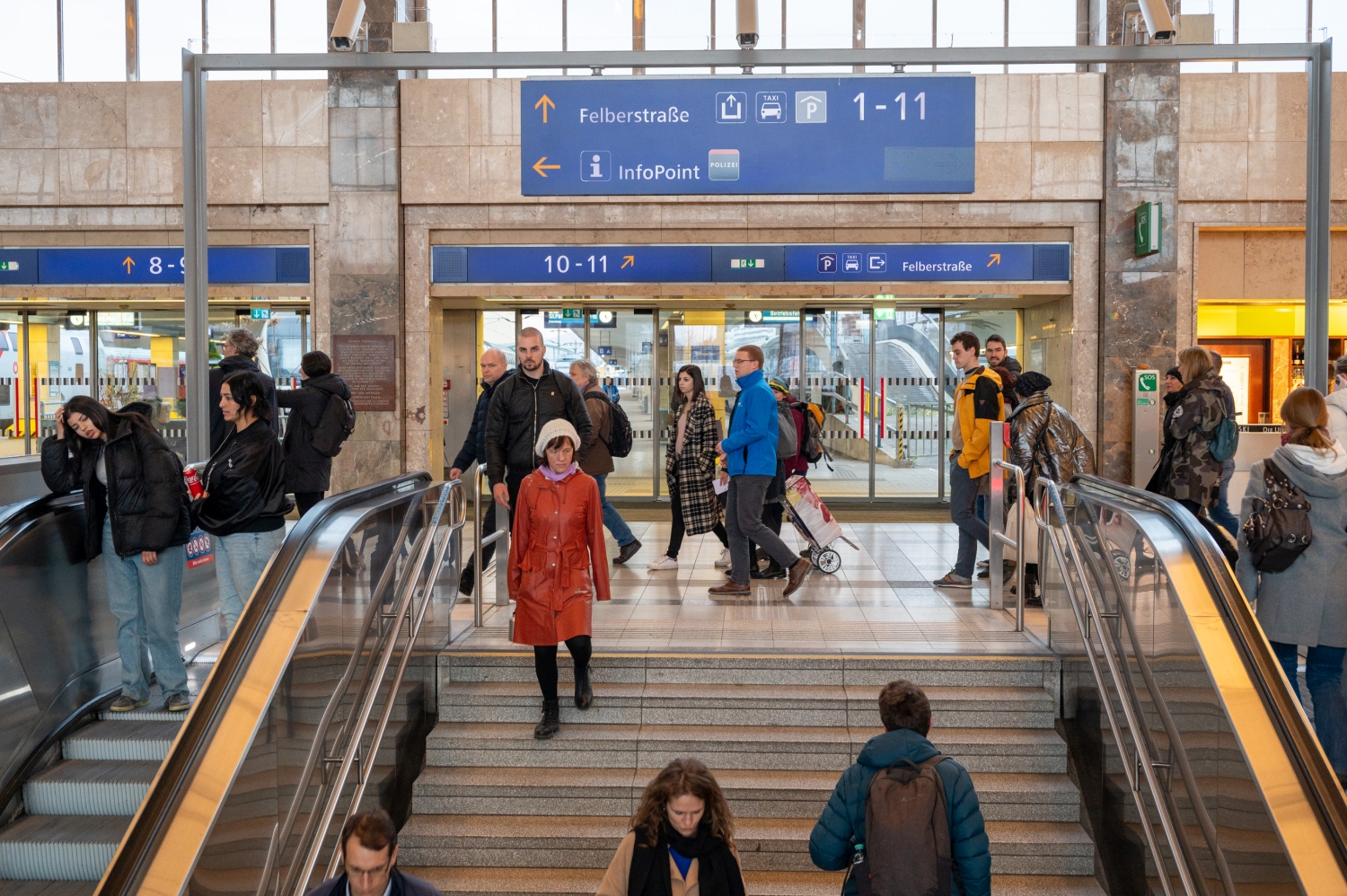 Westbahnhof Stiege, links und rechts Rolltreppen, viele Menschen