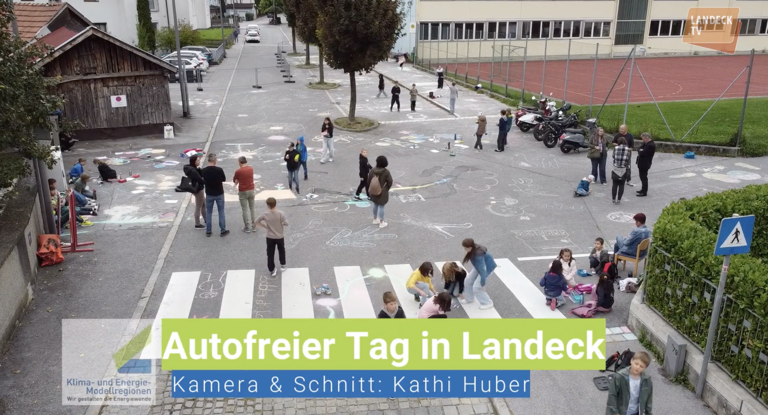 Kinderr bemalen die Straße während der EMW